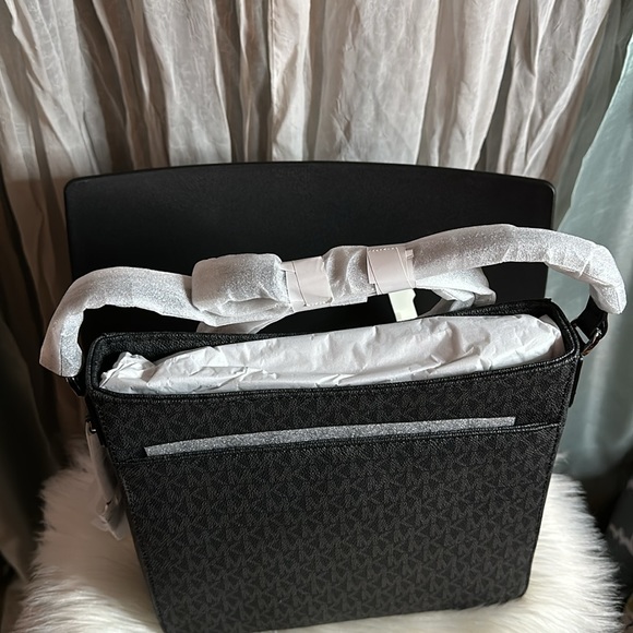 Michael Kors Jet Set Large Signature Messenger Crossbody Bag (Black Signature) - Picture 6 of 8